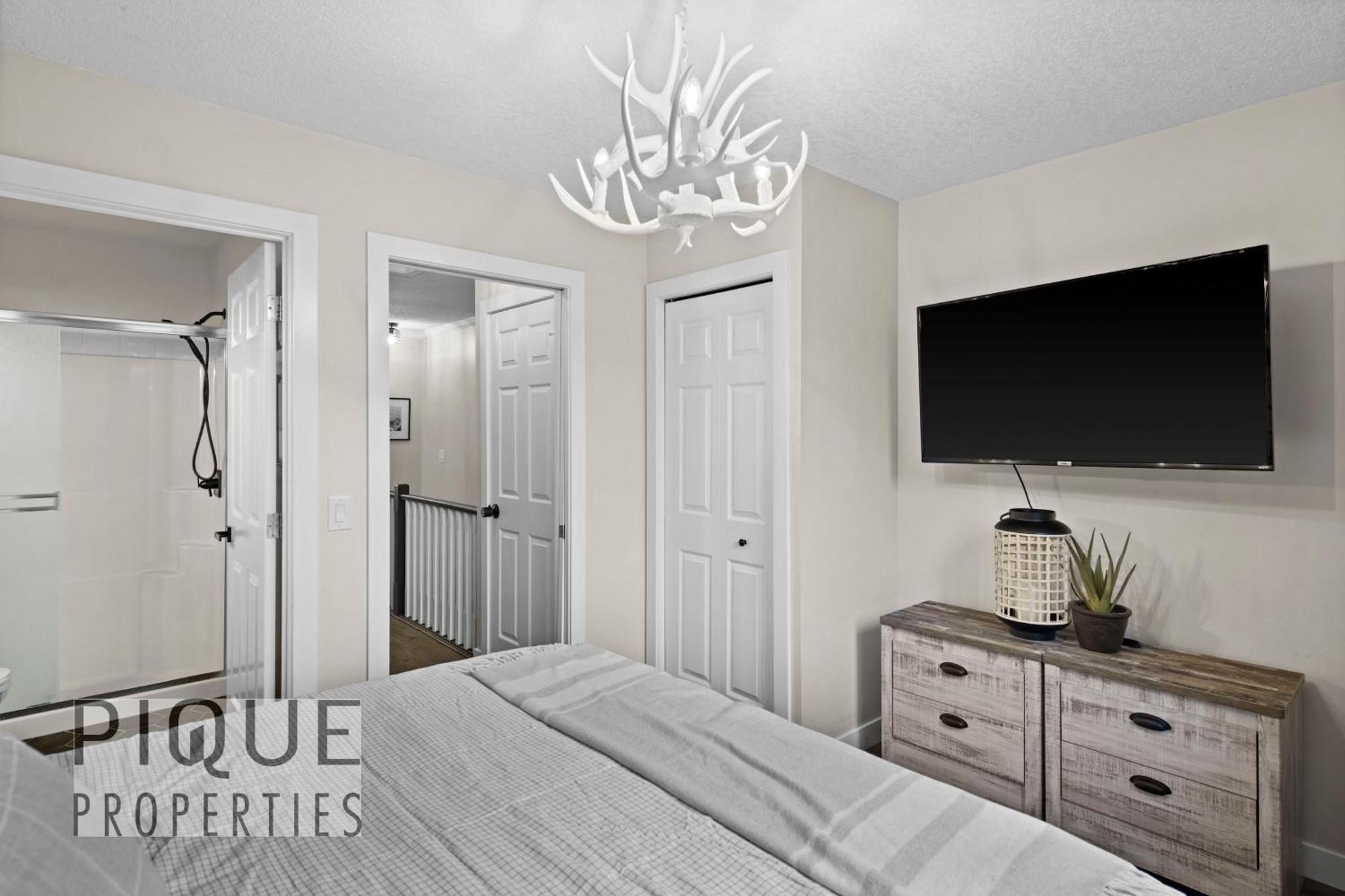 Mystic Mountain Chalet, Heated Outdoor Pool & Hot Tub, Free Parking, Fast Wifi! Canmore Eksteriør billede