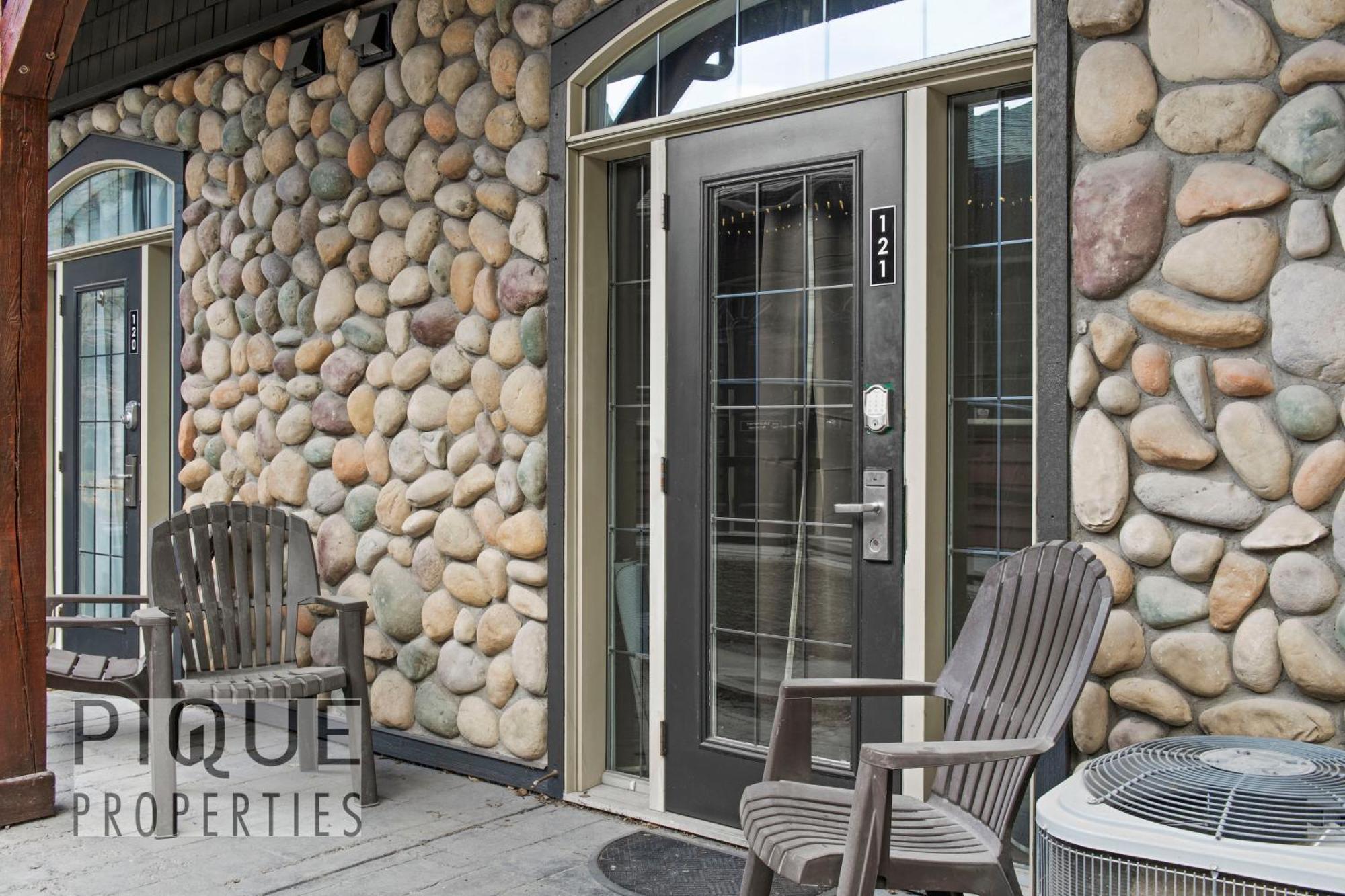Mystic Mountain Chalet, Heated Outdoor Pool & Hot Tub, Free Parking, Fast Wifi! Canmore Eksteriør billede