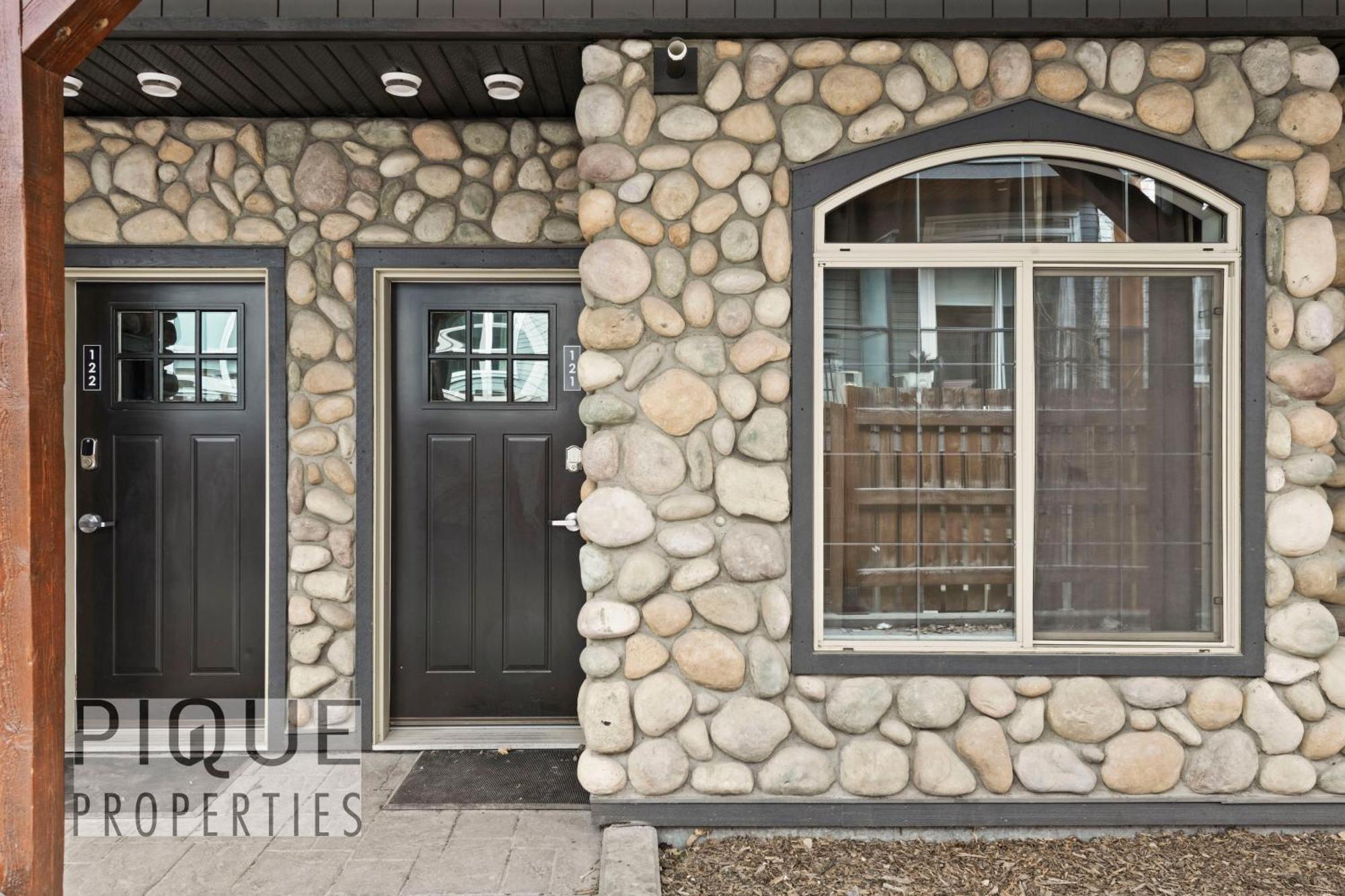 Mystic Mountain Chalet, Heated Outdoor Pool & Hot Tub, Free Parking, Fast Wifi! Canmore Eksteriør billede